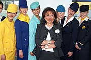 Regine Sixt umringt von nostalgischen Lufthansa Unformen (Foto. Martin Schmitz)