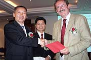 Herr Guo Kui Gong (VP China Air) überreicht Münchens OB Christian Ude ein Gastgeschenk (Foto: Marikka-Laila Maisel)