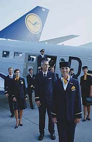 Aktuelle Uniform seit 2002 (Foto: Peter Pfander / Lufthansa)