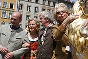 die Vorstände der Münchner Löwenparade von links nach rechts: Promigastronom Sepp Krätz, Vorsitzende Frau Sieglinde Konrad und Partylöwe Gerd Käfer mit einer stolzen Löwenbesitzerin (Foto: Veranstalter)