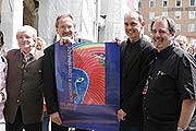 Leovorstand Gerd Käfer mit Oberbürgermeister Christian Ude, Illustrator Wolfgang Nocke und Leo-Projetleiter Max-Josef Kirchmaier präsentieren das offizielle Leoplakat (Foto: Veranstalter)