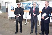 Architekten Michael Miritsch, MVG Chef Herbert König und Münchens OB Christian Ude lassen sich das Projekt erläutern (©Foto: Martin Schmitz)