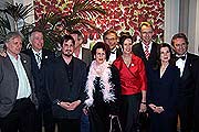 Das kreative Team, die Finanziers und Füssens Bürgermeister Christian Gangl: Gruppenfoto vor der Premiere (Foto: Martin Schmitz)