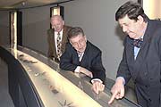 Dr. Herbert Rüth, Staatsminsiter Dr. Thomas Goppel und Prof.Dr. Florian Hufnagel bei einer Vorab-Besichtigung (Foto: Sibylle Forster, Pinakothek der Moderne)