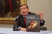 Reinhold Baumstark stellt den Katalog vor