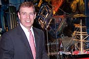 Prinz Andrew bei Siemens vor dem Modell  des Kabelleger Spezialschiffes "Faraday (Foto: Martin Schmitz)