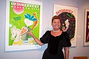 Gabrielle Weißhäupl mit dem 1952er Plakat (Bild: Martin Schmitz)