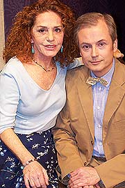Gaby Gasser spielt die neue Putzfrau, Hans-Jürgen Schatz den Sohn Leonhard (Foto: Martin Schmitz)