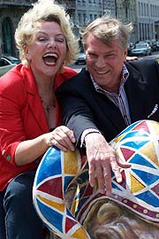 Veronika von Quast und Jochen Busse stehen auf der Bühne mit "Einmal nicht aufgepasst" (Foto:Martin Schmitz)