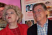 Veronika von Quast und Jochen Busse stehen auf der Bühne mit "Einmal nicht aufgepasst" (Foto:Martin Schmitz)
