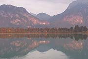 Im See spiegelt sich das Schloß Neuschwanstein (Foto: MartiN Schmitz)
