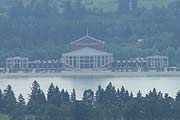 Blick von Neuschwanstein auf das Festspielhaus am Ufer des Forggensees (Foto: Martin Schmitz)