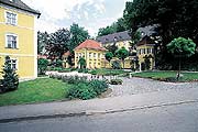 Malerisch schmiegen sich die barocken Gebäude des Heilbads Krumbad in ein sanftes Tal bei Krumbach in Schwaben. Hier trägt schon die friedliche Atmosphäre der überschaubaren Anlage zur Gesundung bei (Foto: Bad Krumbad) 