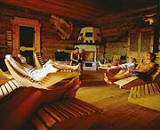 Kaminzimmer der Kelo Sauna (Foto: Therme Erding)
