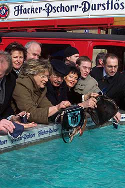 Hep Monatseder, Frau Dr. Burckert und Stadtkämmerer Klaus Jungfer versuchen sichbeim Waschen der Geldbeutel (Foto: Martin Schmitz)
