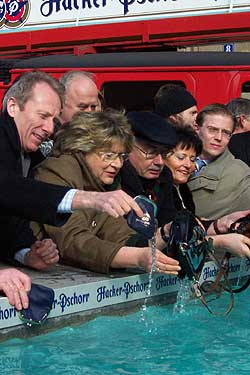Hep Monatseder, Frau Dr. Burckert und Stadtkämmerer Klaus Jungfer versuchen sichbeim Waschen der Geldbeutel (Foto: Martin Schmitz)