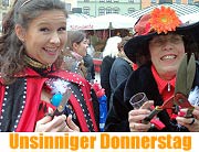 Wenn Frauen Scherenschwingend umherlaufen: mit dem Unsinnigen Donnerstag am 19.2. auf dem Viktualienmarkt beginnt der Faschingsendspurt 2004 (Foto: Martin Schmitz)