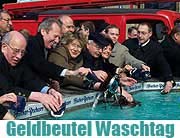 Um 11 Uhr trafen sich die Münchner zum Geldbeutelwaschen am Fischbrunnen (Foto: Martin Schmitz, Regionale Internet Konzeptionen, München