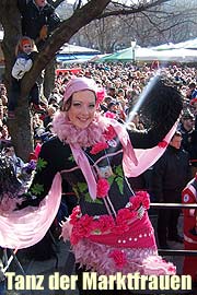 Alljährlicher Höhepunkt ist der Tag der marktfrauen auf dem Viktualienmarkt am Faschingsdienstag, 24.02.2004, der nun schon zum 17. Mal aufgeführt wird (Foto: Martin Schmitz 2003)