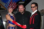 Wolfgang Lippert (Mi.) mit Narrhalla Prinz und Showgirl (Foto: Martin Schmitz)
