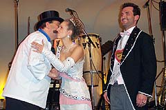 Ein Bussi von der Faschingsprinzessin für Maitre Pierre Pfister (Foto: Marikka-Laila Maisel)