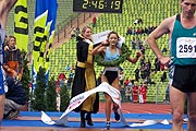 Vorjahressiegerin Silke Fersch vom CIS Amberg gewann auch 2003, in einer Zeit von 2.44:47 (Foto: Martin Schmitz)