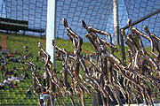 Für die Sieger gibt es 2004 erstmals eine (in Griechenland hergestellte) Skulptur (Foto: Martin Schmitz)