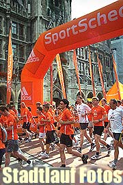 Früh aufstehen hieß es am Sonntag (26.06.2005), denn der 27. Münchner Stadtlauf von Sport Scheck und der Abendzeitung stand auf dem Programm.  Der Familienlauf über 10 km begann bereits um 8 Uhr, die Halbmarathon Strecke startete um 9.30 auf dem Marienplatz. Uschi Disl gab den Startschuß. (©Foto: Martin Schmitz)