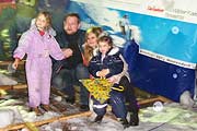 Max Krückl mit Frau Ginette und Kindern im neuen Schnee (Foto: Martin Schmitz)