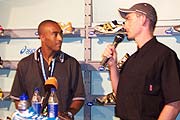 Colin Jackson im Interview mit Konstantin Krause bei Ausrüster ASICS am 8. August 2002 (©Fotos: Marikka-Laila Maisel)