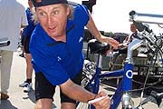 Otto Waalkes signiert seinBike (Foto: Martin Schmitz)