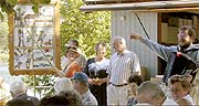 Ernst Schusser, Volksmusikpfleger des Bezirks Oberbayern (rechts im Bild mit Ziach) kommt zum „Klösterlichen Markt am Erntedankfest“ mit den ehrenamtlichen Moritatensängern des Bezirks Oberbayern und ihrer Moritatentafel