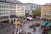 Unten werden derweil die Verkaufsbuden aufgestellt (Foto: Martin Schmitz)