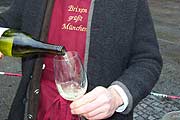 Für die Zuschauer gab's Speck und Südtiroler Wein (Foto: Martin Schmitz)