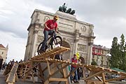 Die "Outdoor Freaks" am Siegestor (Foto: Martin Schmitz)