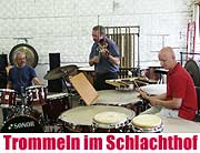 Hauen heute Abend im Wirtshaus im Schlachthof auf die Pauke (von links): : Osteuropas  Stardrummer  Imre Köszegi, „Teufelsgeier“ Hannes Beckmann und Multi-Percussionist Claudio Estay (Chile). Foto: Inés Berber

