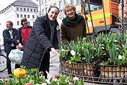 Baureferentin Rosemarie Hingerl und Bürgermeisterin Dr. Getraud Burkert legen Hand an bei den ersten Pflanzungen 2005 (Foto. Martin Schmitz)