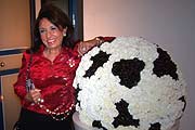 Regine Sixt vor einem  Blumen Fußball (Foto: Martin Schmitz)