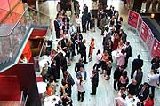 Stehempfang mit Schautafeln zu Beginn des Charity Abends (Foto: Martin Schmitz)
