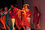 AIDA Show Ensemble mit mehreren Live-Auftritten auf der Bühne (Foto: Martin Schmitz)