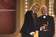 Preisträger in der Kategorie "MILLENIUM BAMBI": Franz Beckenbauer und Laudator Thomas Gottschalk (© HBM/ Credit: Michael Tinnefeld)
