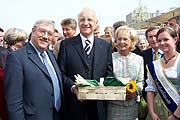 Minister Josef Miller und Ministerpräsident Edmund Stoiber werden von Schrobenhausener Spargelkönigin Kristina Riesch begrüsst (Foto: Martin Schmitz)