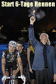 Franz Beckenbauer gab den Startschuß zum 42. Sechs-Tage Rennen in der Olympiahalle. Wie immer unterstüzt auch 2005 Franziskaner Weissbier das 6 Tage Rennen (Foto: Ingrid Grossmann)