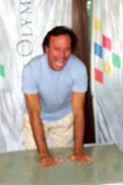 Julio Iglesias wurden am 27.07.2003 in den Munich Olympic Walk of Stars aufgenommen (Foto: Martin Schmitz)