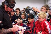 Die begeisterten Fans bekamen im Anschluß an die Zeremonie Autogramme
 (Foto: Martin Schmitz)
