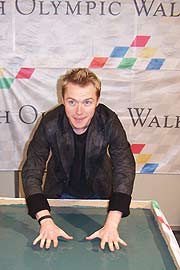 Ronan Keating kam am 20.02.2005 in die Münchner Olympiahalle und verewigte für den "Munich Olympic Walk of Stars" seine Hände in Zement (Foto: Martin Schmitz)