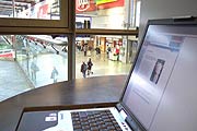 Info Laptops mit Blick auf die Gleise (Foto: Martin Schmitz)