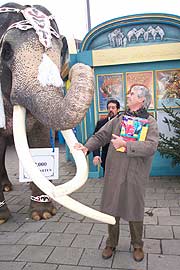 12.000 Frekarten überreicht "Colonel Joe" dem Münchner Sozialreferenten Friedrich Graffe (Foto: Martin Schmitz) 