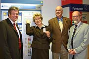 BUGA-Geschäftsführer Hanspeter Faas, Bürgermeisterin Dr. Gertraud Burkert, MVV-Geschäftsführer Klaus Wergles, MVG-Vertriebsleiter Reiner Herwig beim Ticketkauf am ersten Automaten (Foto. MVV)