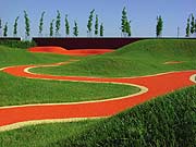 Der Senkgarten gliedert sich in zwei völlig unterschiedlich modellierte Bereiche, die vier Gärten der Potenzen und die  Plantage. Der 3,50 Meter vom Niveau des umliegenden Ausstellungsgeländes abgesenkte Garten entwickelt durch seine kontrastreiche Gestaltung eine ganz eigene Dynamik, entworfen und gestaltet von Prof. Rainer Schmidt,  Landschaftsarchitekten (München). 
